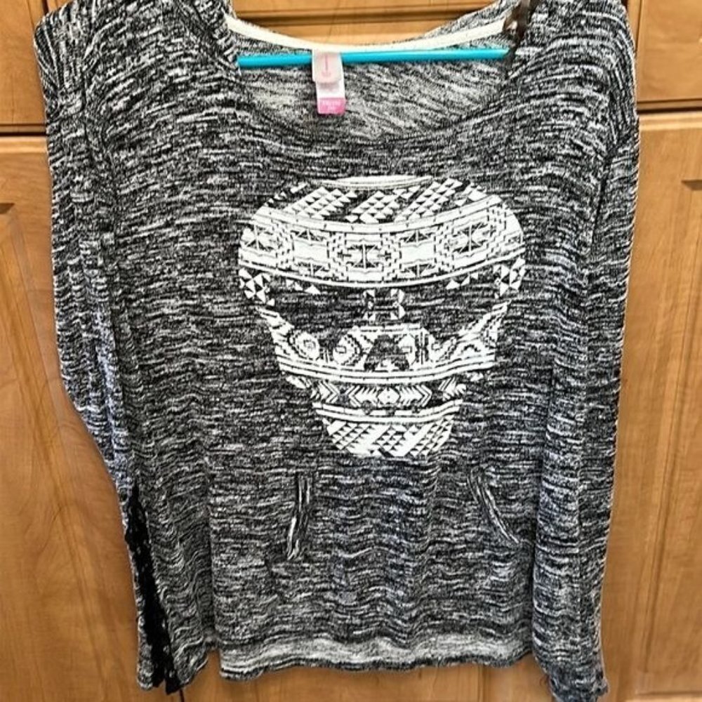 No Boundaries, Skull high low pullover with lace sleeves, size XXL
